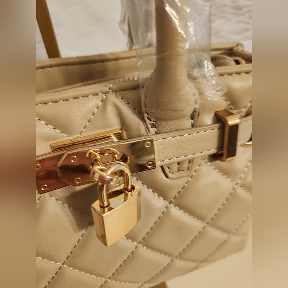 Badgley Mischka Diamond Quilted Bag With Optional Crossbody Strap In Beige! - Picture 6 of 13